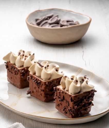 3 gateaux au chocolat en forme de cube avec creme dessus