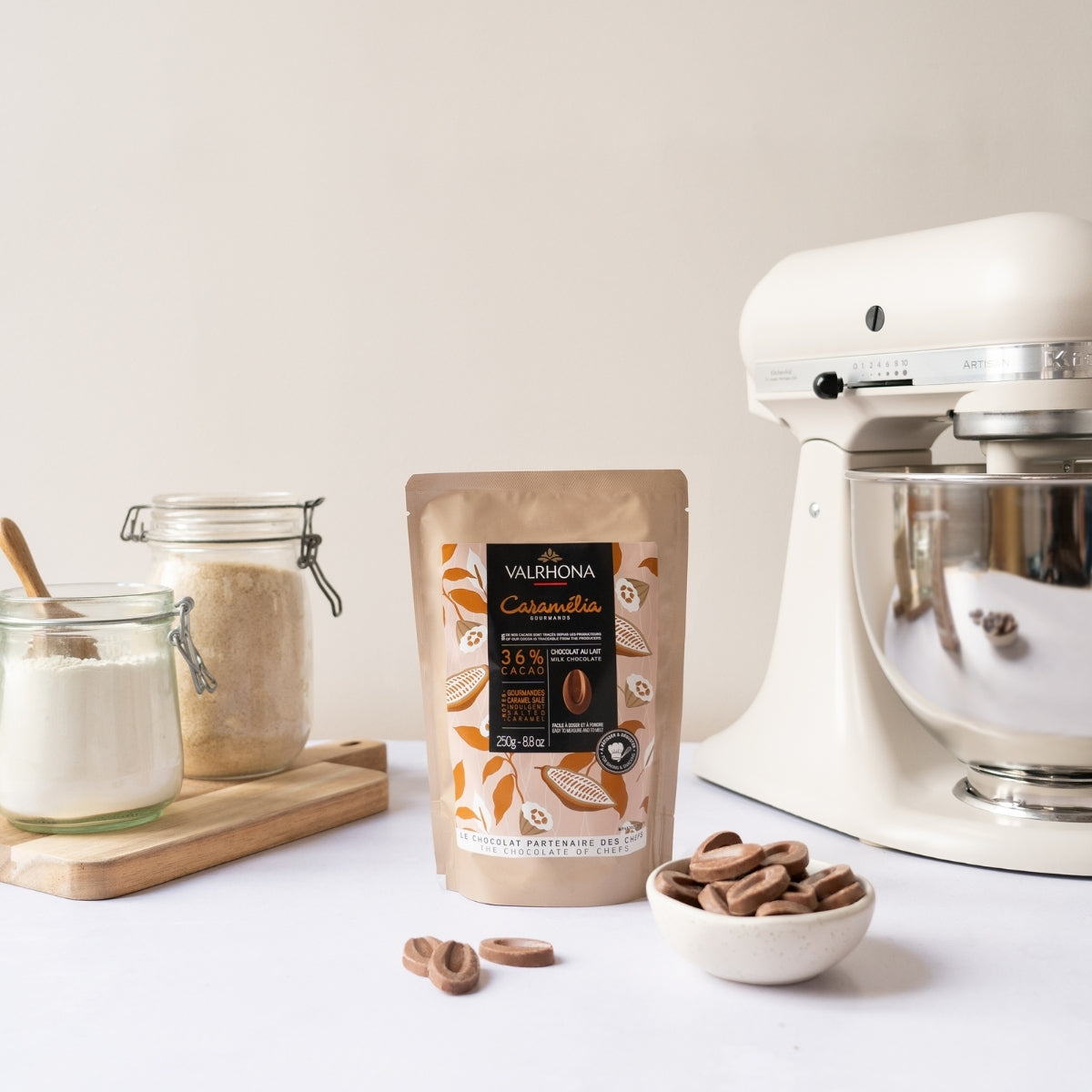 Sac chocolat Caramelia avec fèves en chocolat à côté