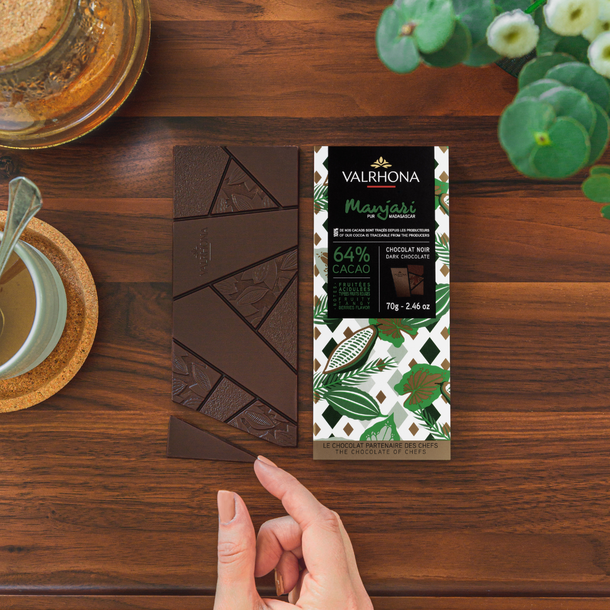 photo d'ambiance tablette de chocolat noir manjari valrhona