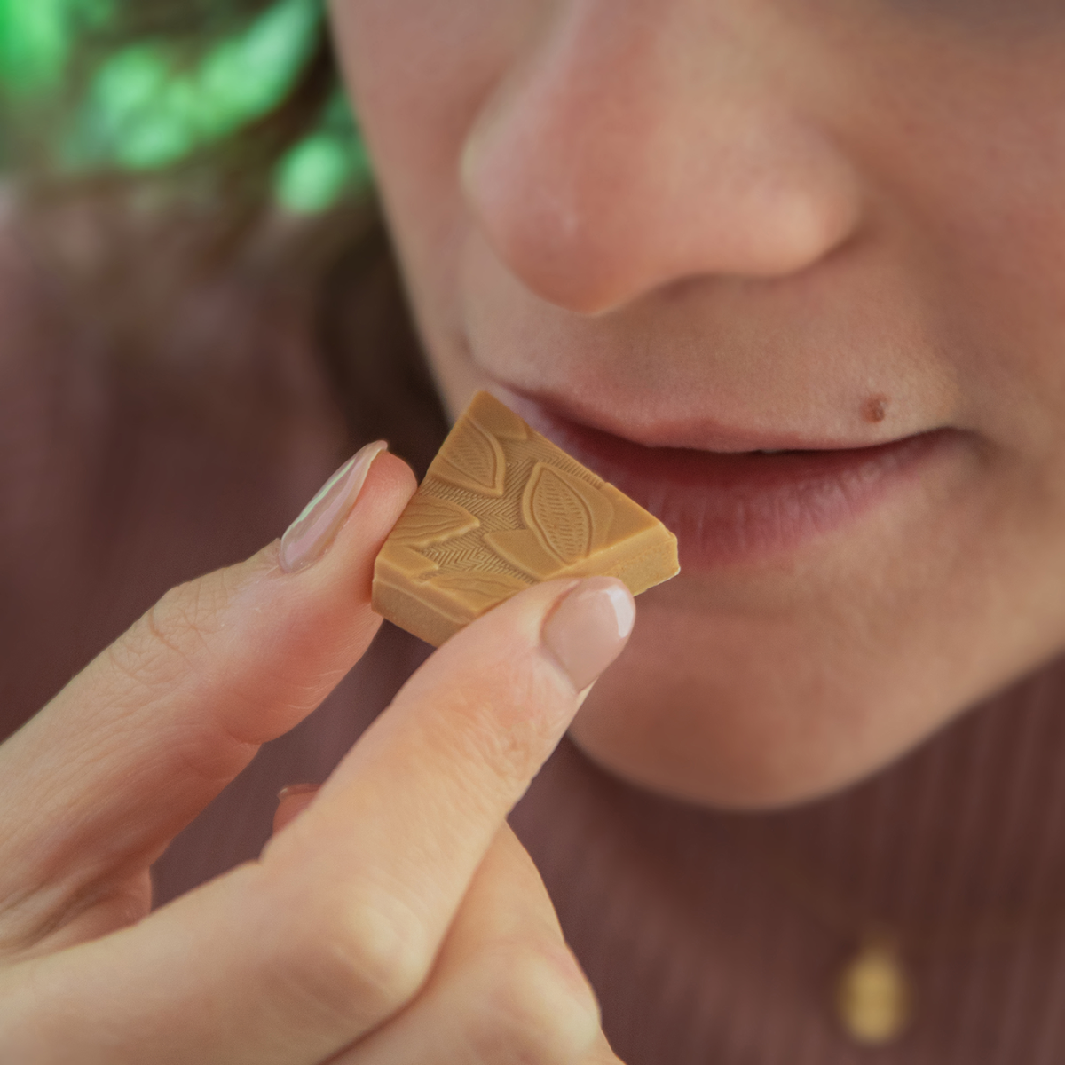 carreau de tablette de chocolat blond dulcey valrhona prêt à être dégusté