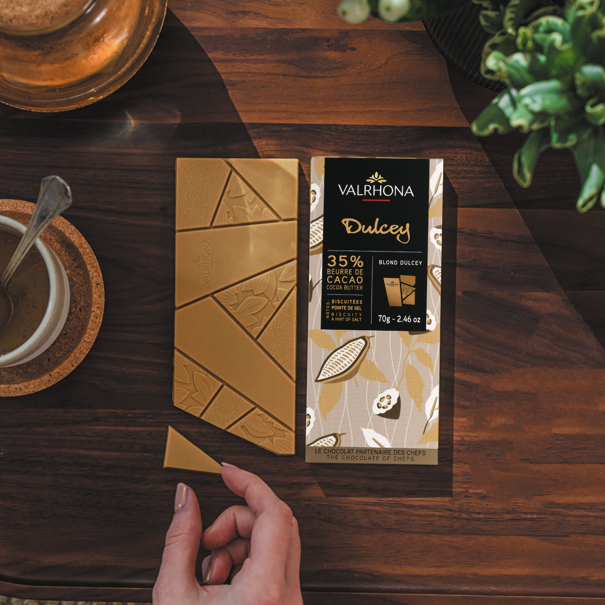 photo d'ambiance tablette de chocolat blond dulcey valrhona