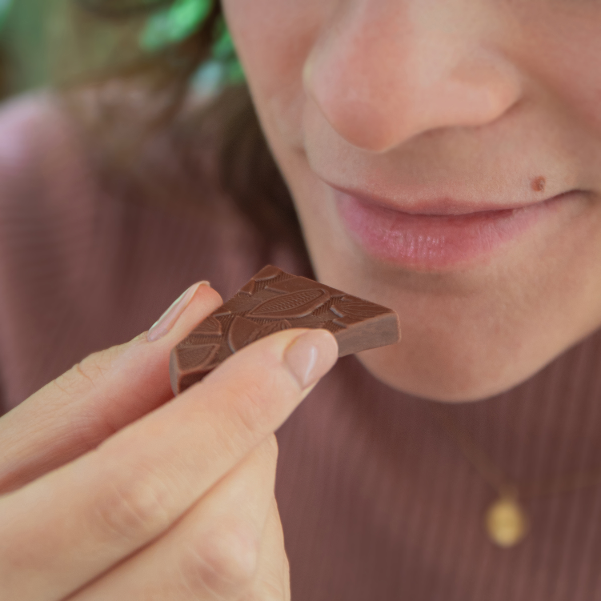 carreau de tablette de chocolat au lait jivara valrhona prêt à être dégusté