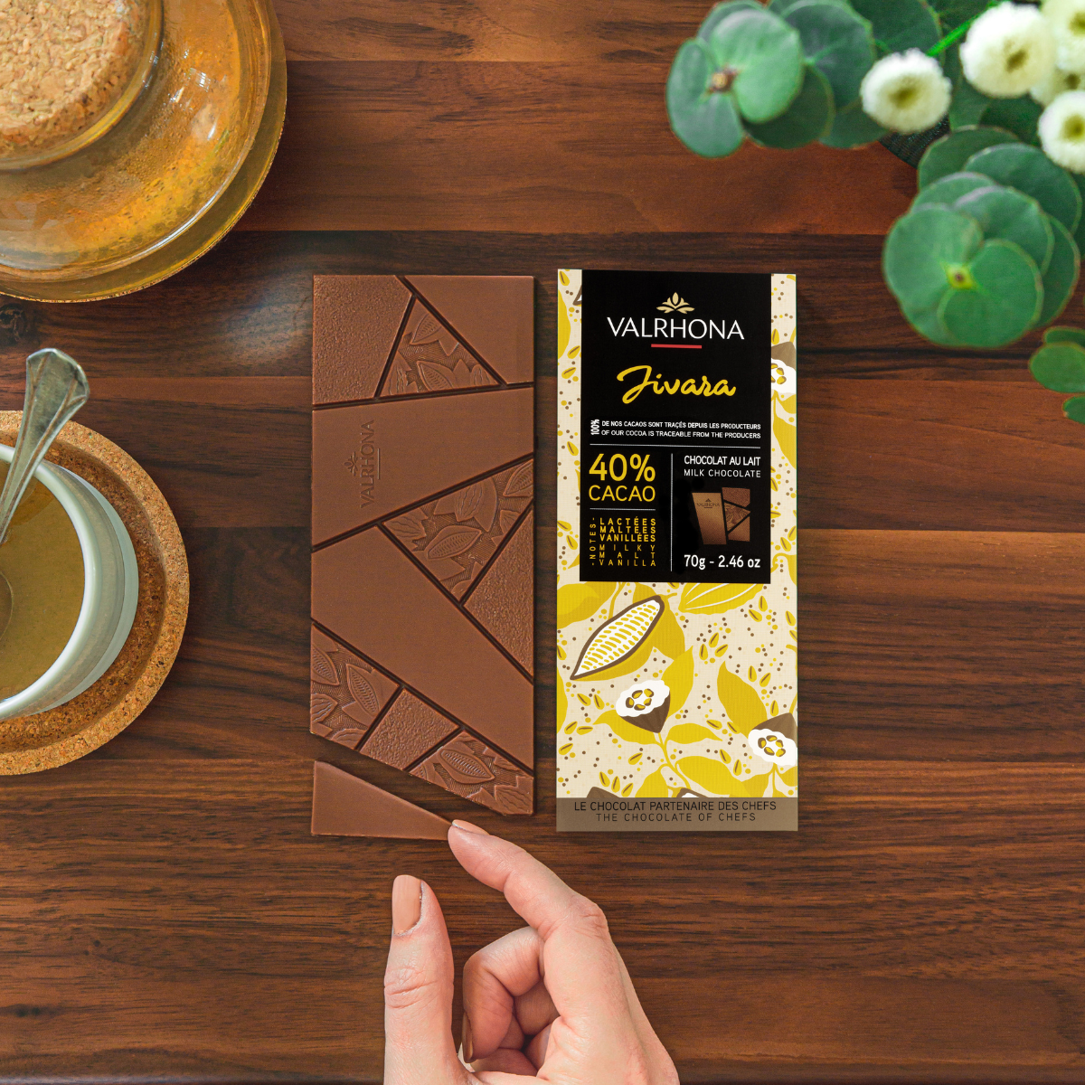 photo d'ambiance tablette de chocolat au lait jivara valrhona