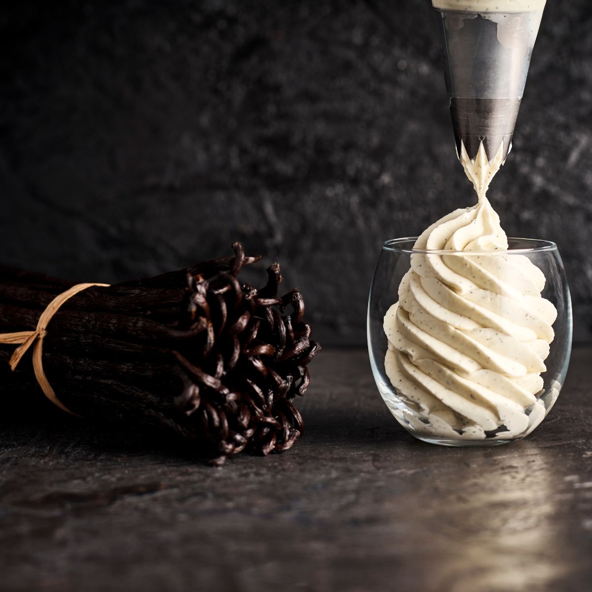 Mousse vanille avec gousses de vanille à côté - Norohy
