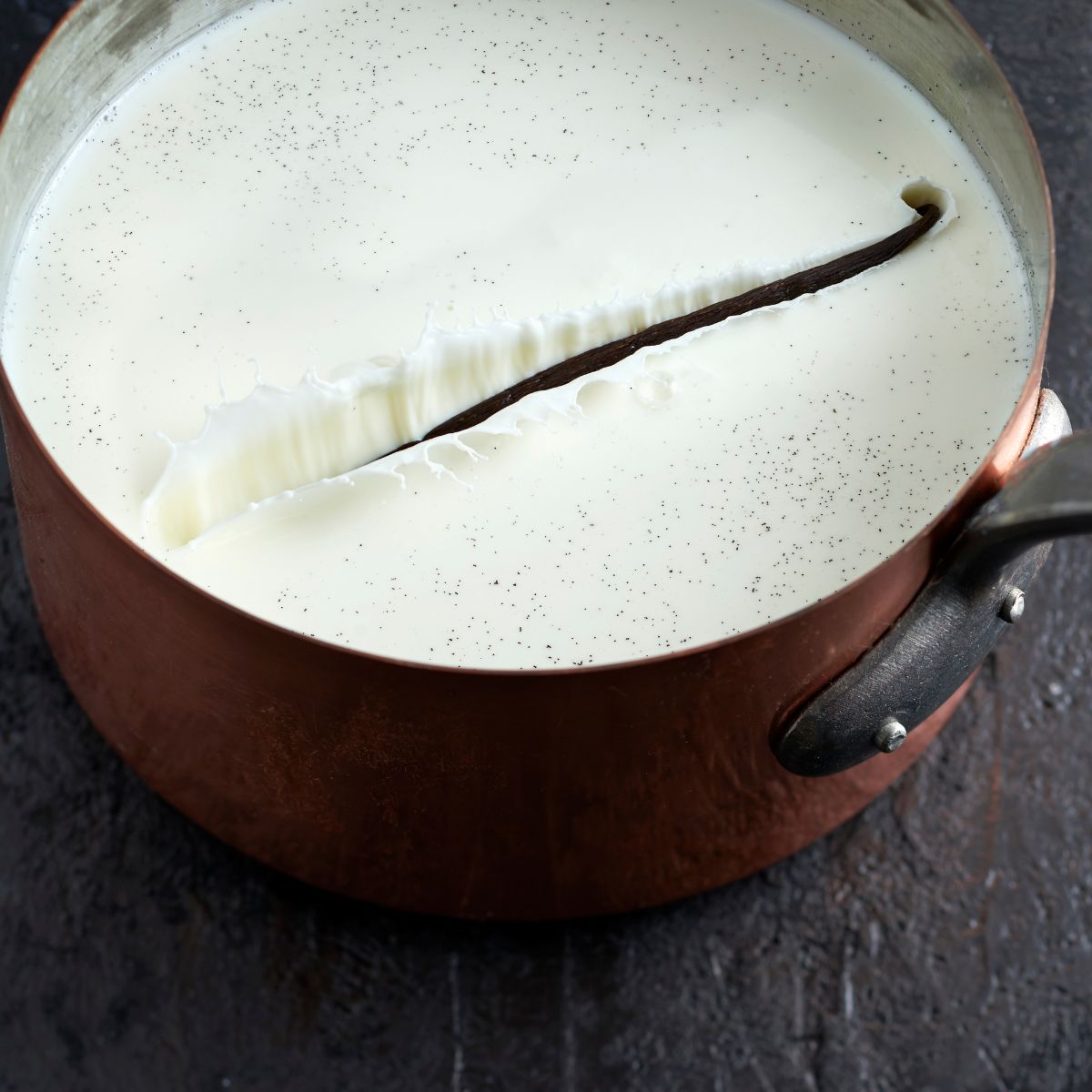 Gousse de vanille qui infuse dans du lait - Norohy