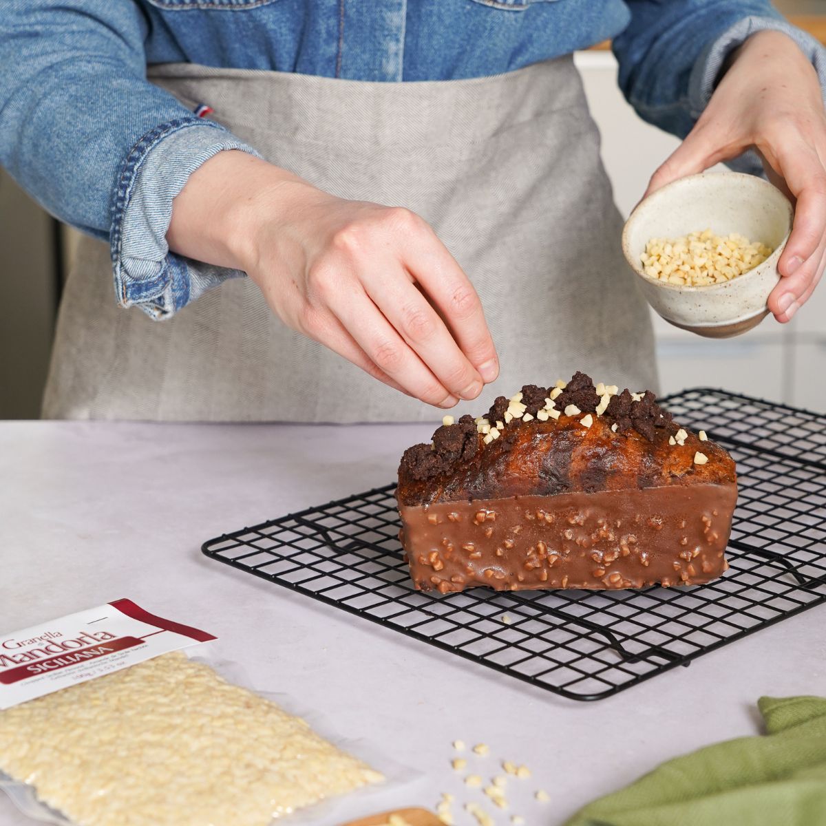 Amandes concassées disposées sur un cake maison