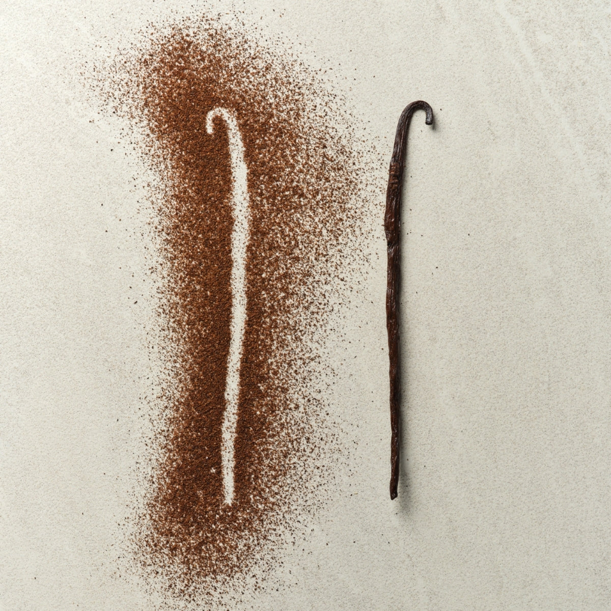 Gousse de vanille entière et poudre à côté