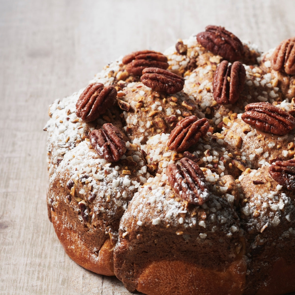 Brioche avec des noix de pécan cantonais en décor