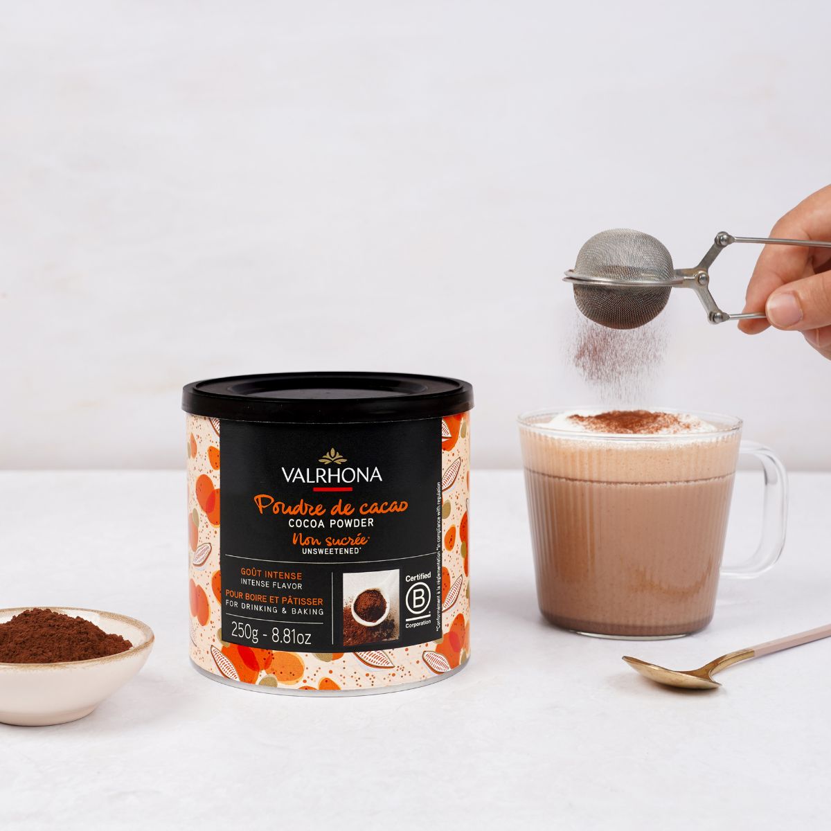 Mise en scène cacao en poudre soupoudré sur un chocolat chaud