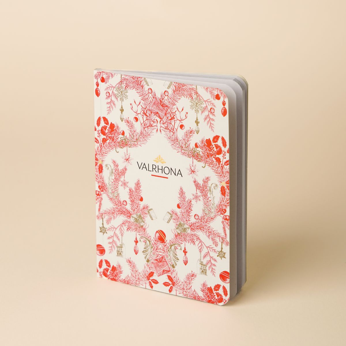 photo d'un carnet avec une couverture au design de la collection de Noël valrhona