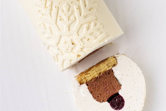 Bûche Ivoire cassis découpée
