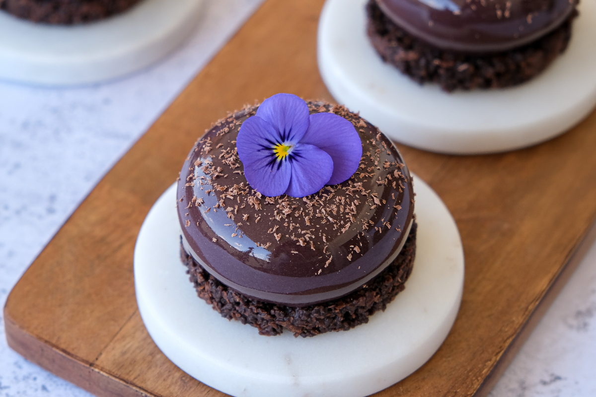 Entremets cassis, chocolat, violette
