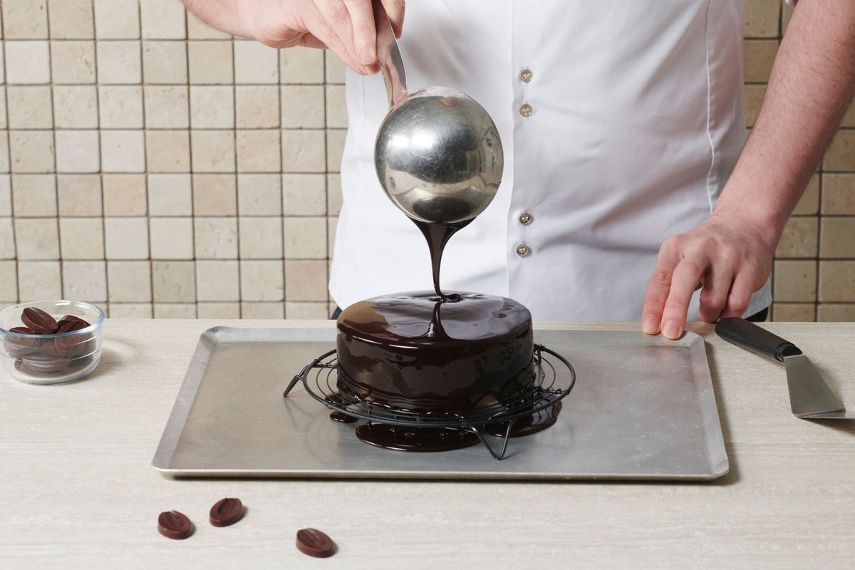 Glacer un entremets : techniques pour un glaçage parfait