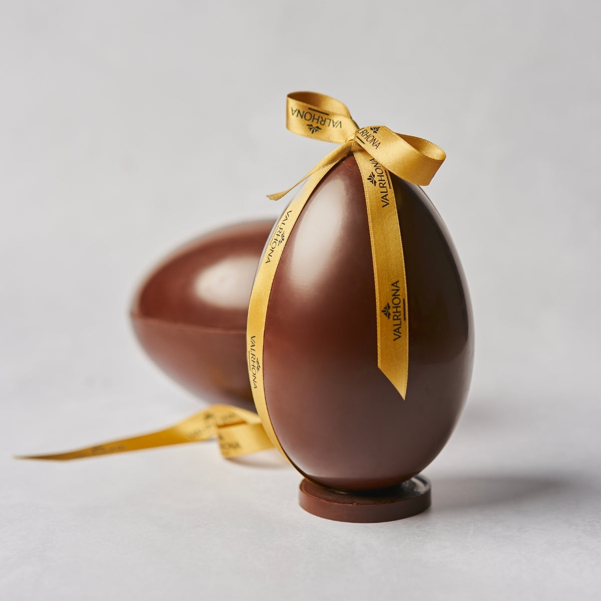 Oeuf en chocolat réalisé avec un moule de 13 cm
