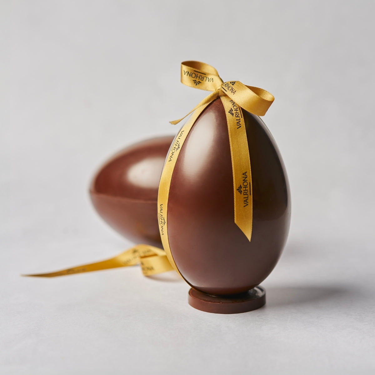 Oeuf de pâques fermé avec un noeud