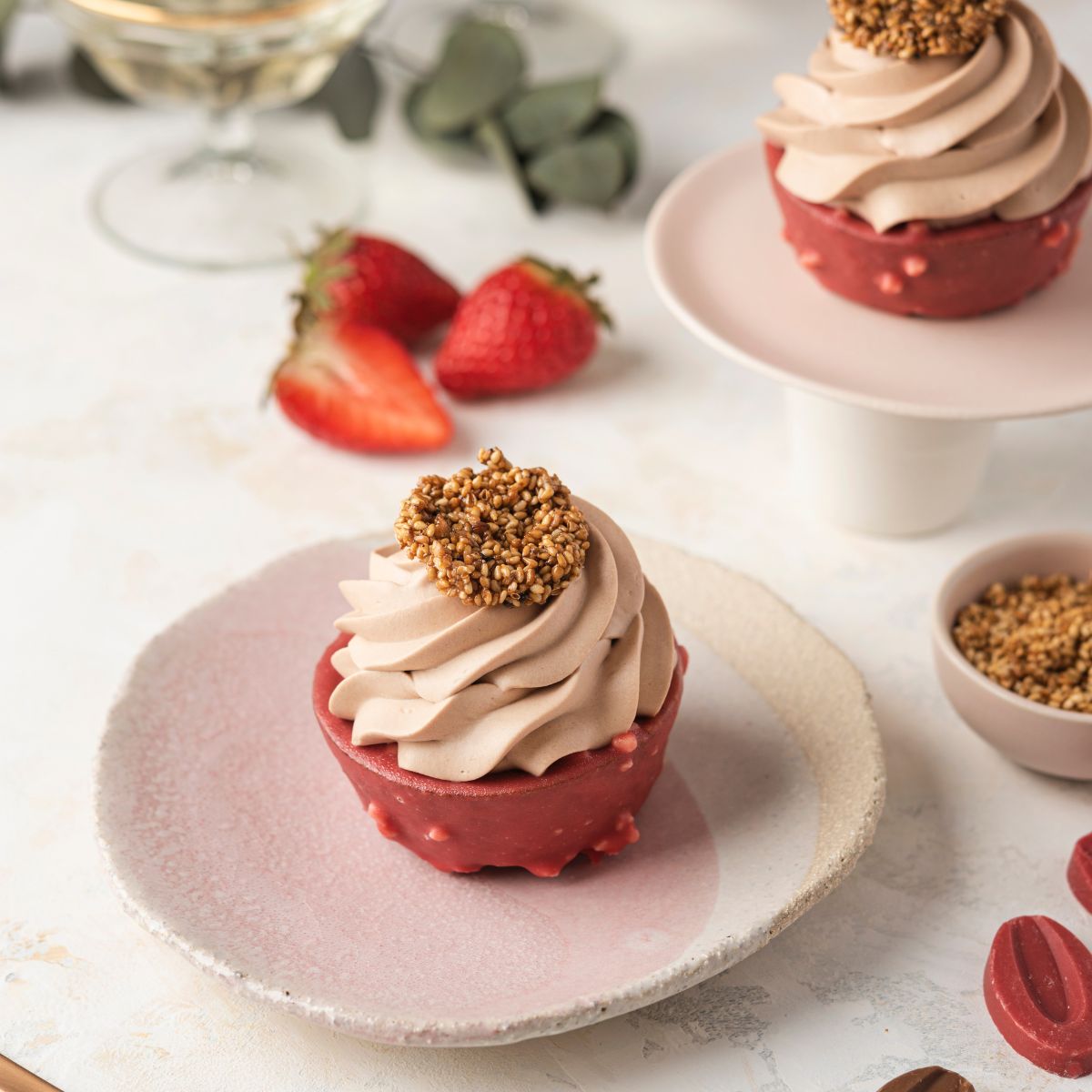 recette de rocher inspiration fraise avec une mousse sur le dessus et une tuile au sésame