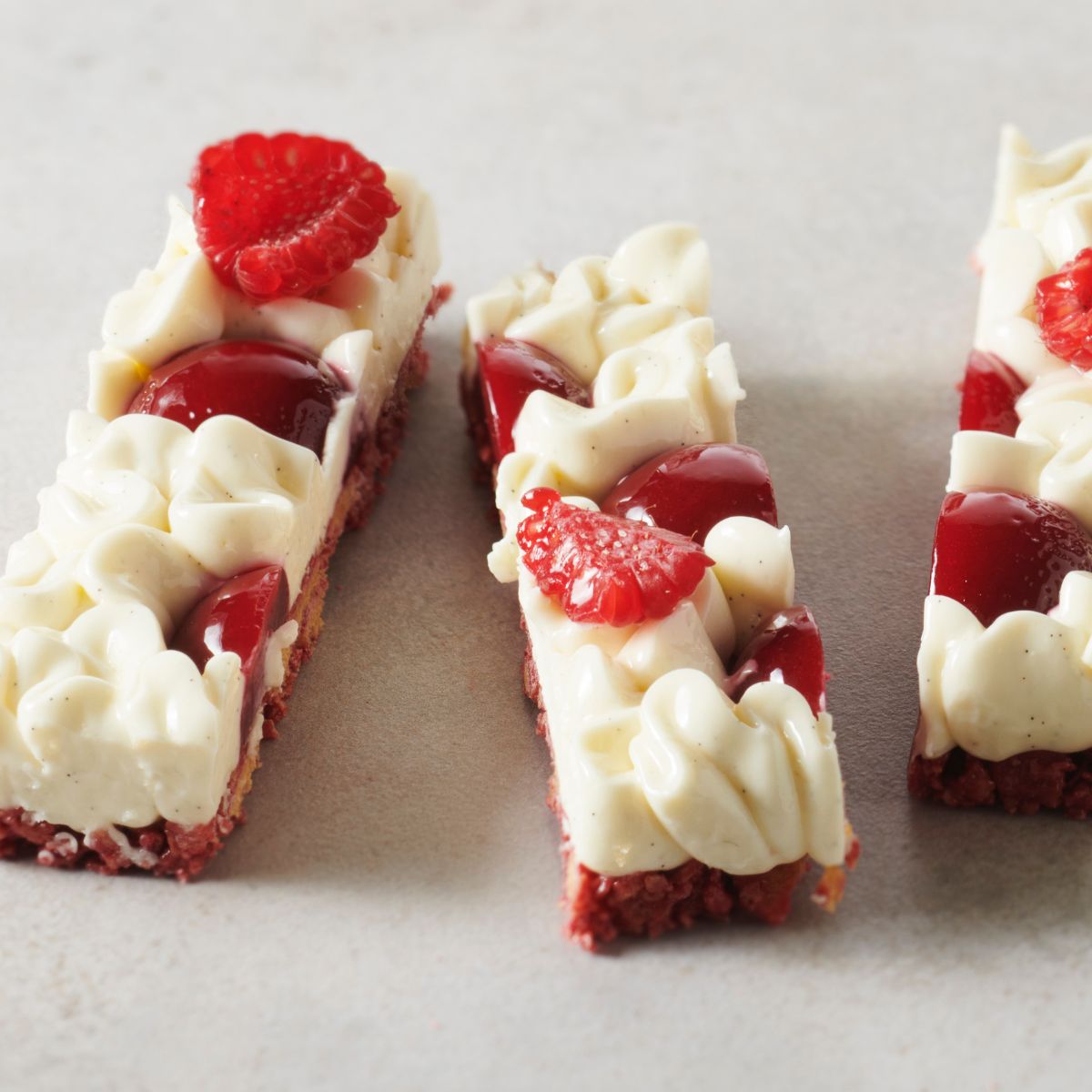 barres de tartelettes, mousse vanille, confit de framboise et framboises fraiches