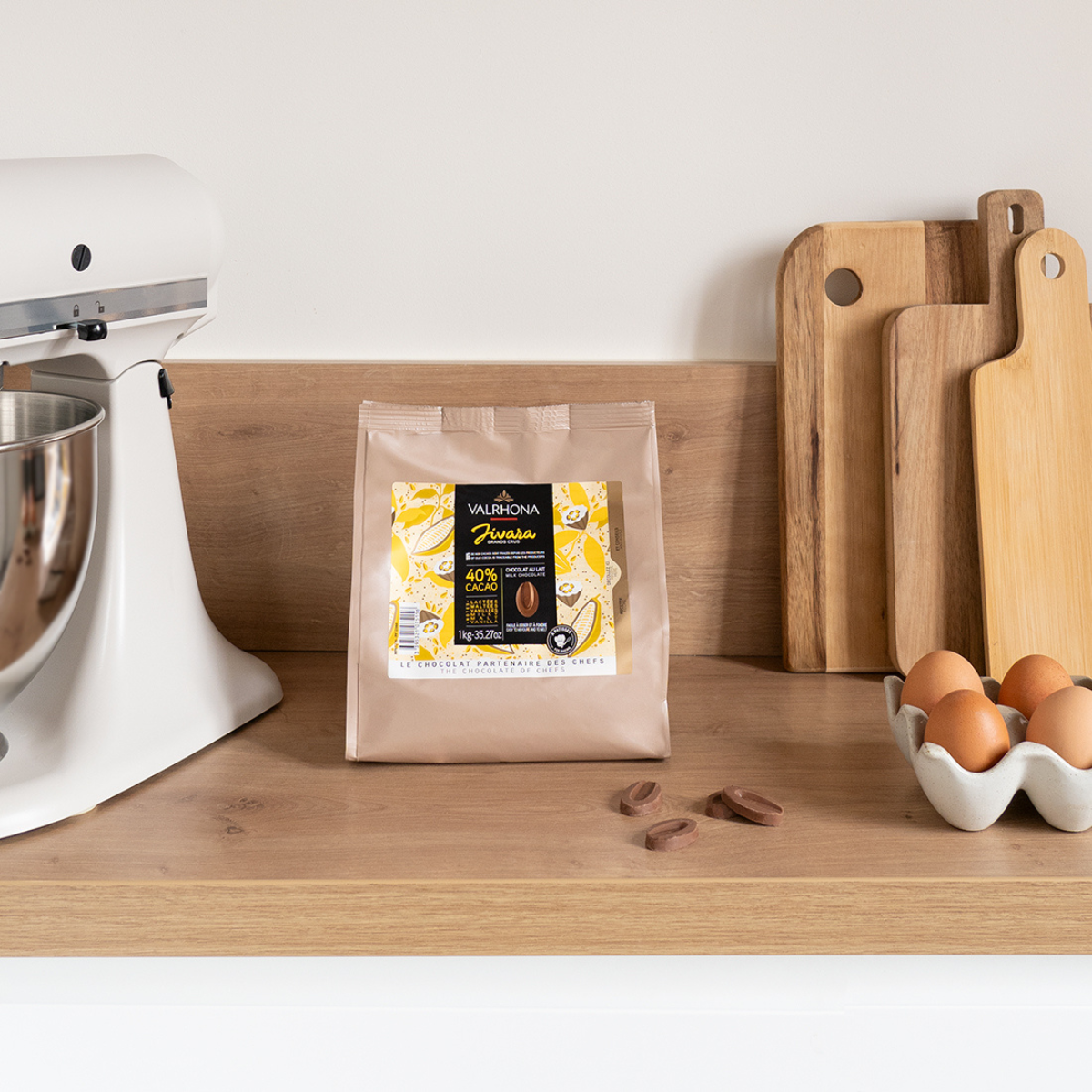 photo d'ambiance chocolat au lait à pâtisser jivara de valrhona 1kg