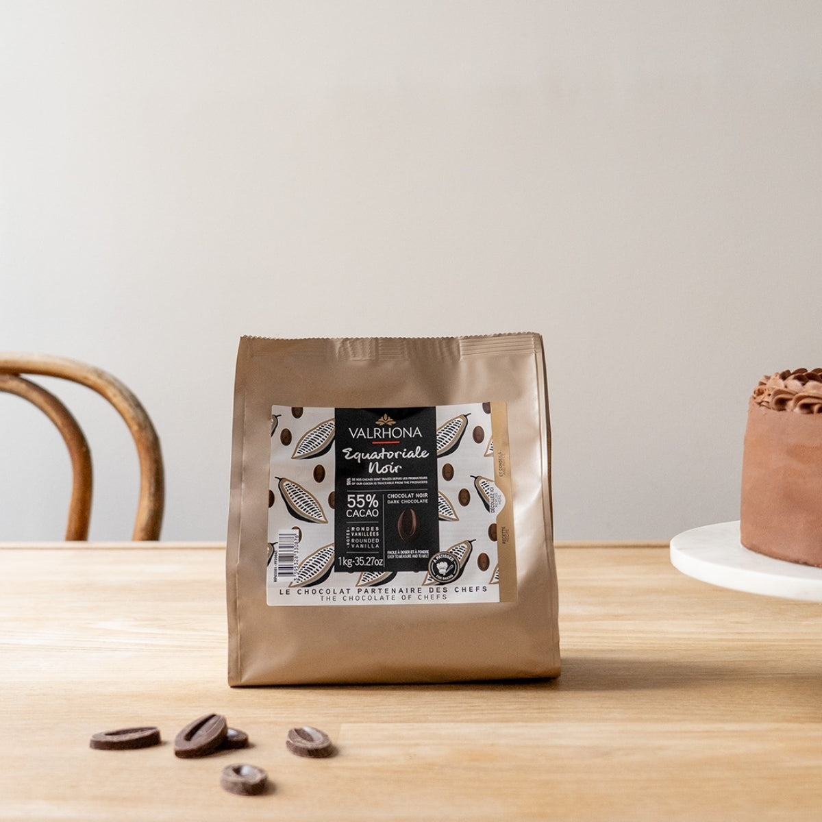 Sac chocolat noir Equatoriale avec des fèves de chocolat à côté