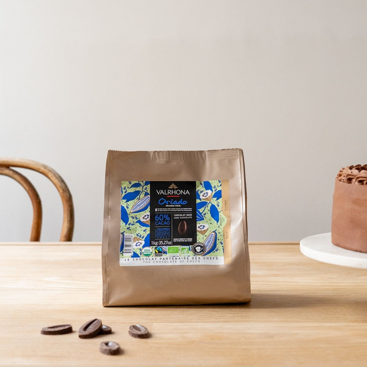 Sac chocolat Oriado posé sur une table avec des fèves de chocolat 