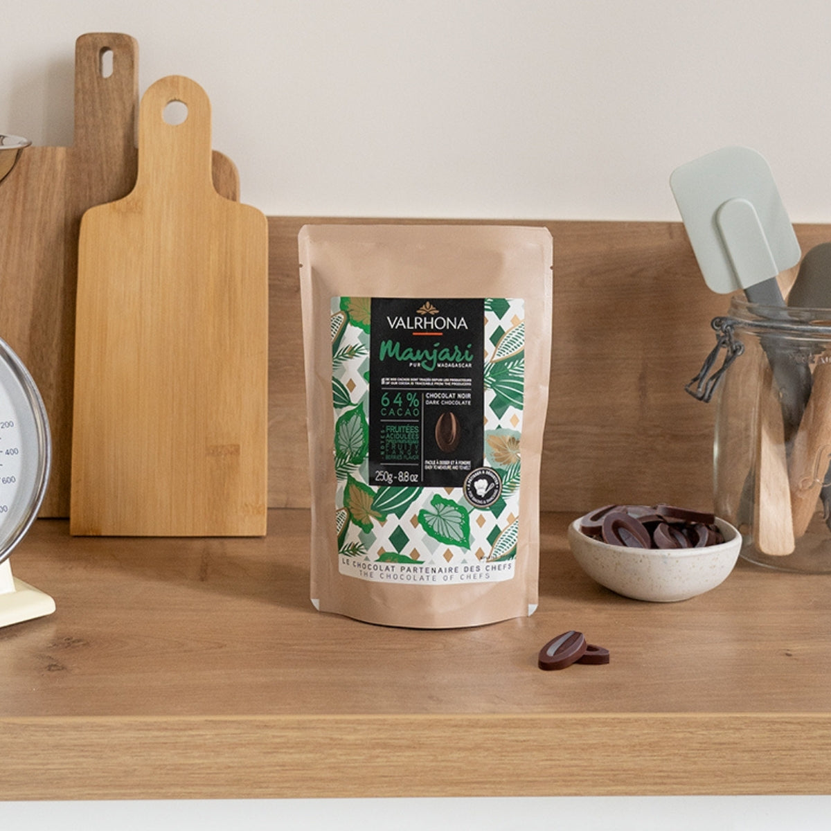 Sac chocolat noir Manjari avec fèves de chocolat à côté 