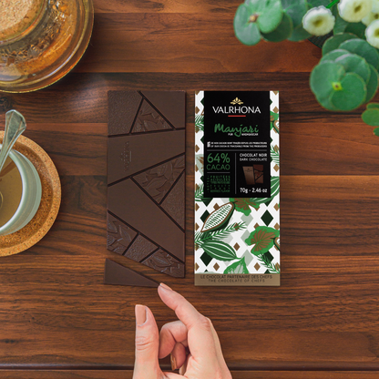 photo d'ambiance tablette de chocolat noir manjari valrhona 
