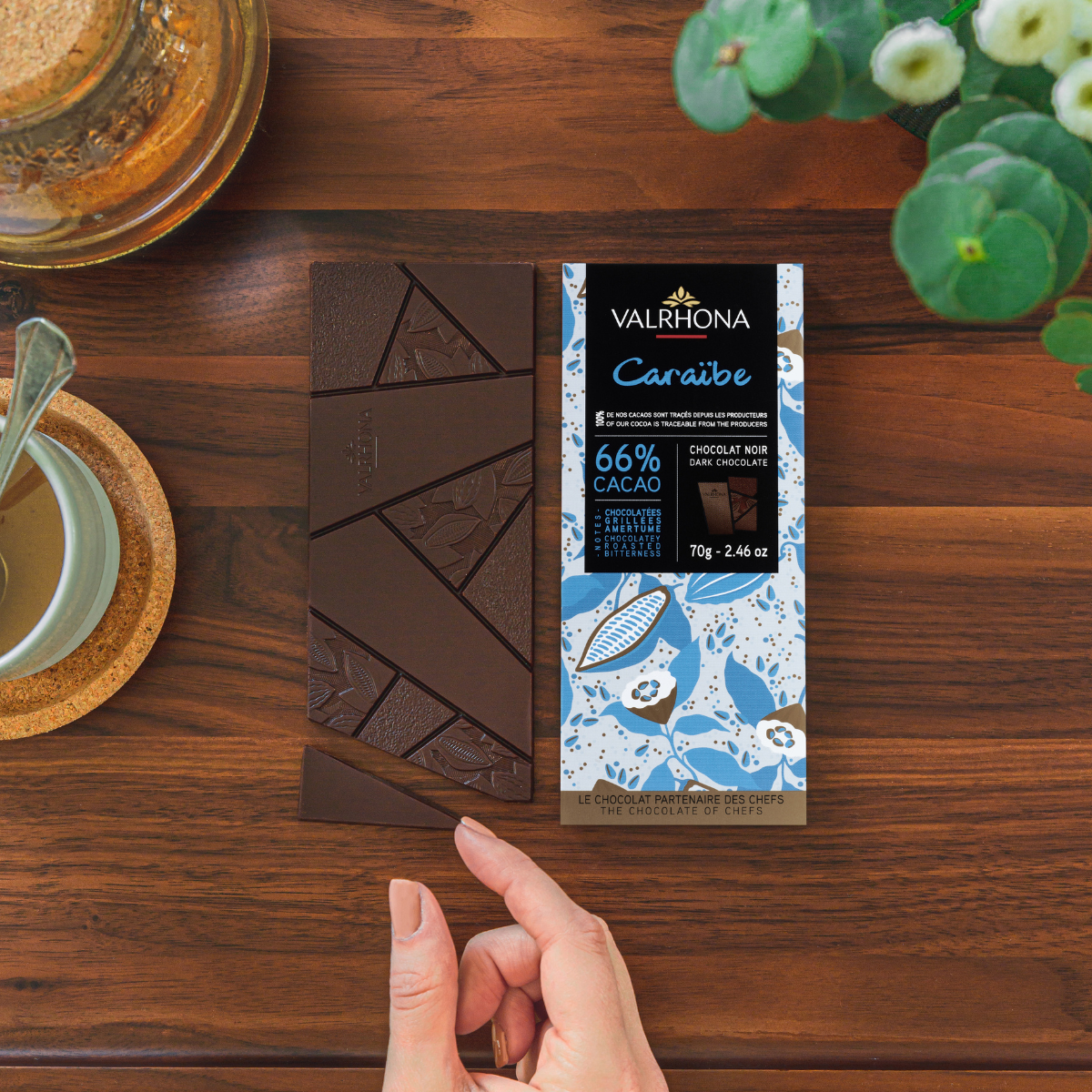 photo d'ambiance tablette de chocolat noir caraibe valrhona
