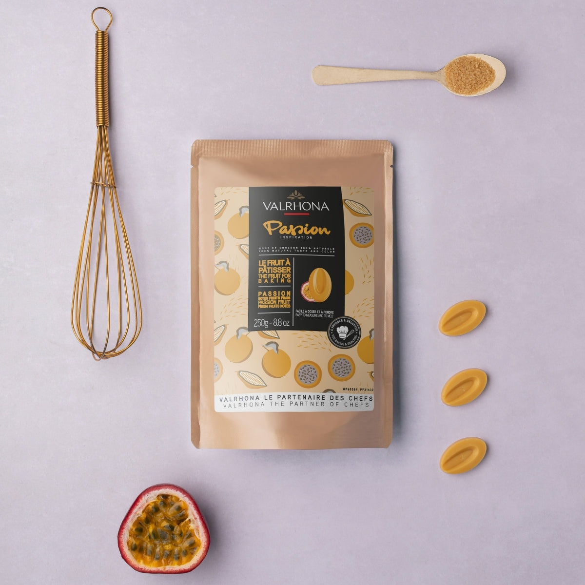 Pack de 250 gr inspiration passion avec fruit de la passion et fèves de chocolat à côté 
