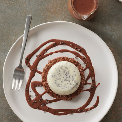 Dessert à l'assiette avec copeaux de chocolat 