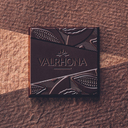 Carré chocolat noir du coffret plumier grands crus  Valrhona 