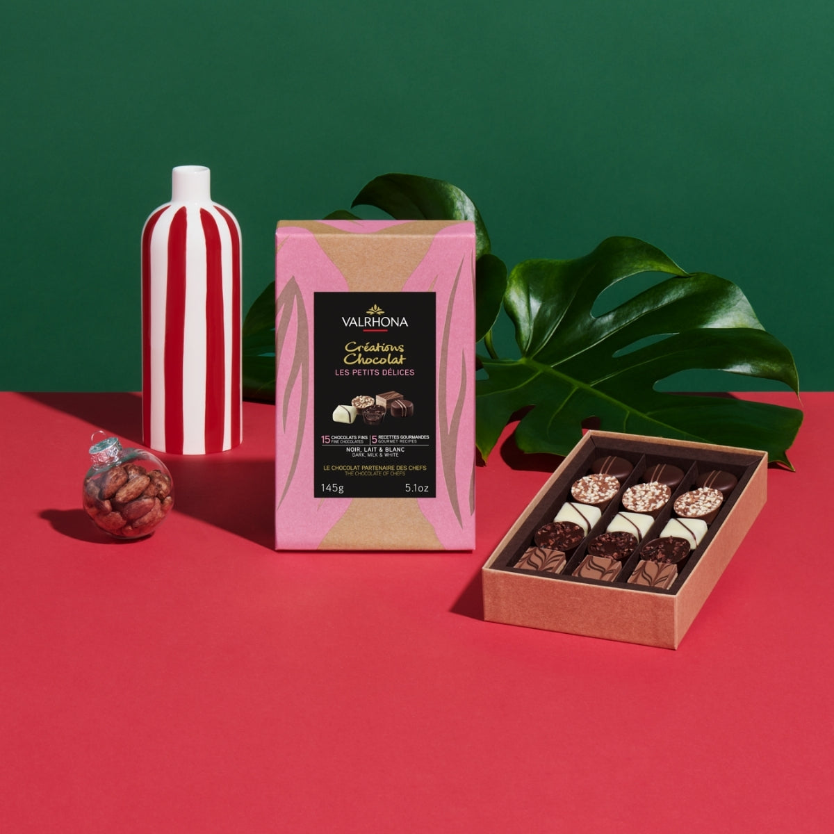 Visuel ambiance coffret ouvert - bonbons de chocolat noir, lait et blanc 
