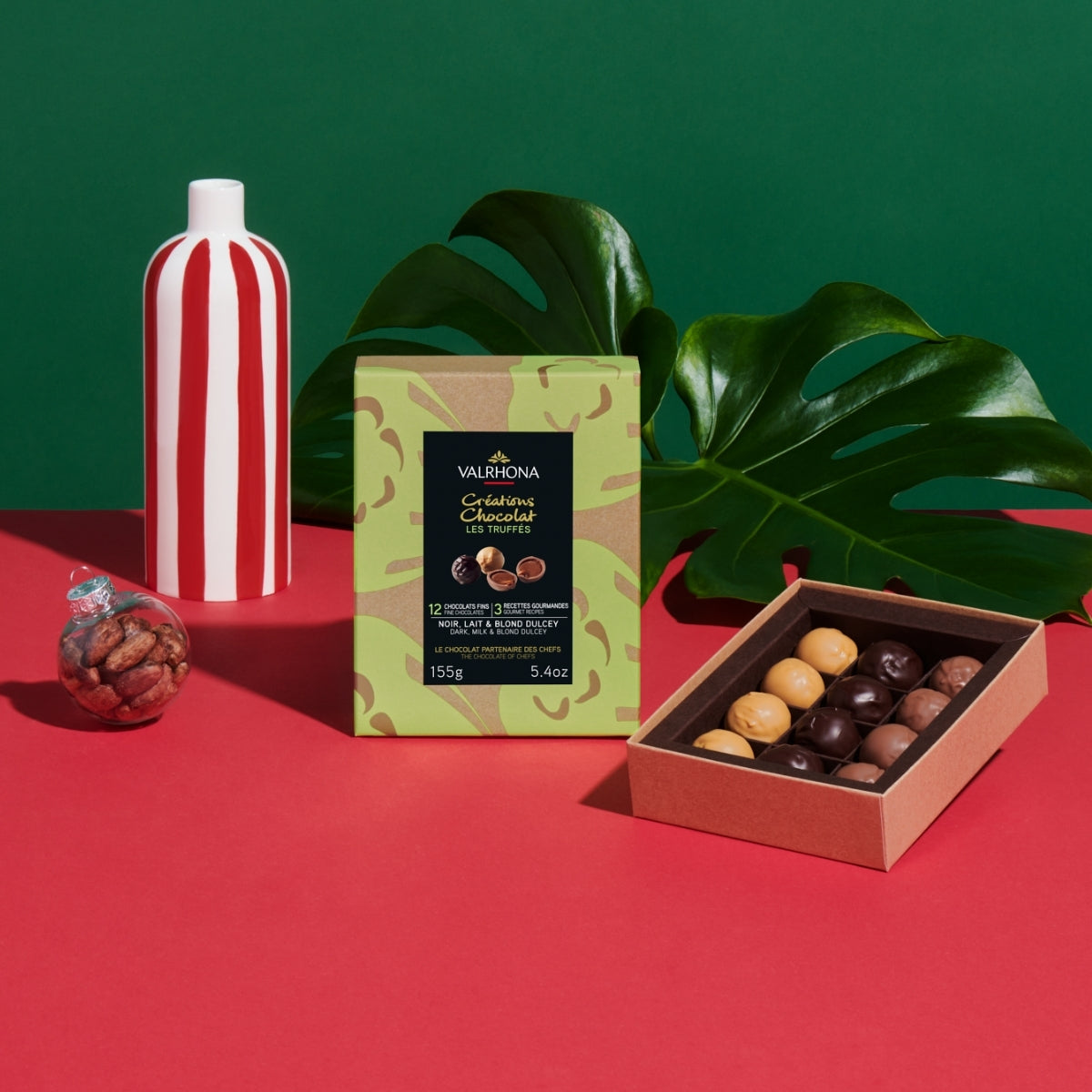 Visuel ambiance coffret ouvert truffes en chocolat noir, lait et Dulcey
