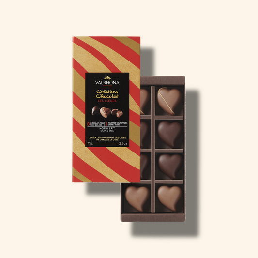 Coffret ouvert avec les 8 coeurs en chocolat Valrhona 