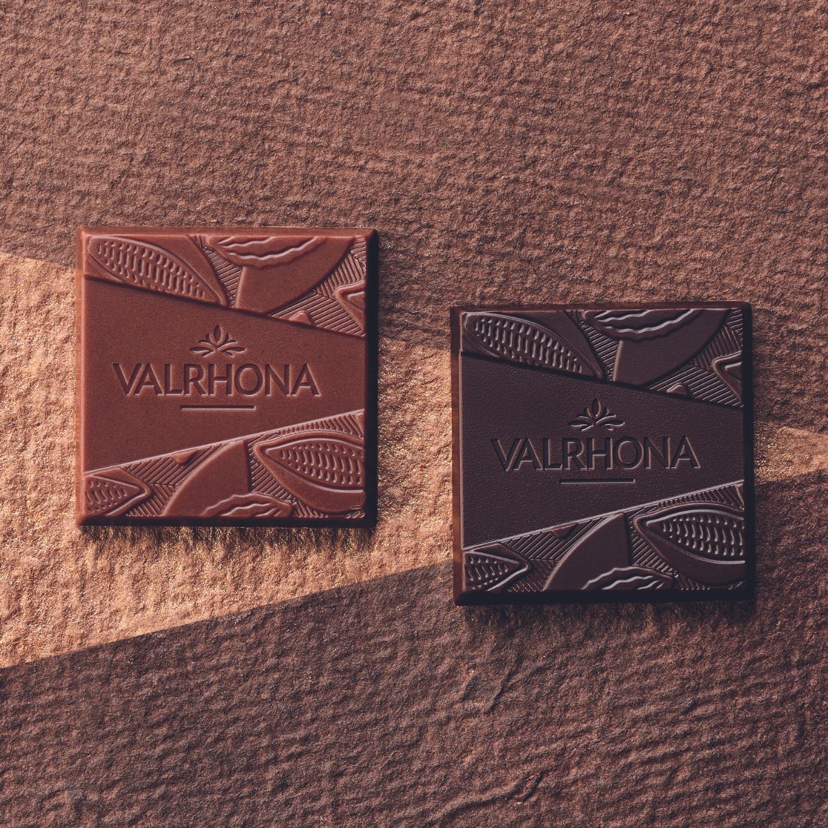 Visuel d'ambiance avec deux carrés de chocolat 