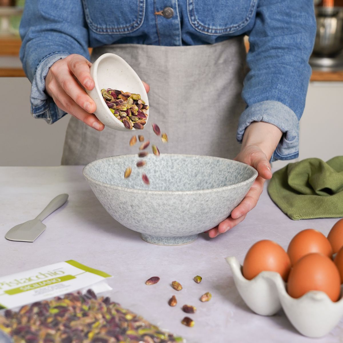 Pistaches versées dans un saladier pour pâtisser