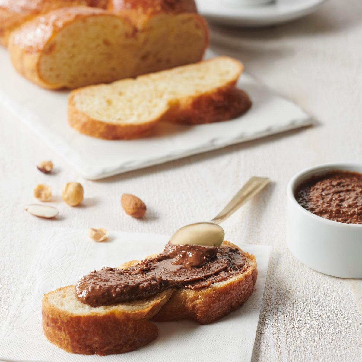 Tartine de pain avec du praliné craquant - Valrhona 