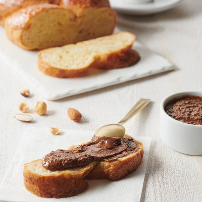 Tartine de pain avec du praliné craquant - Valrhona 