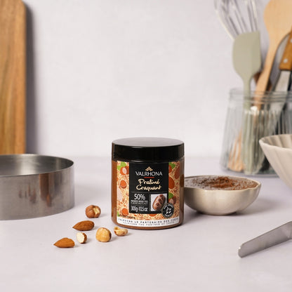 Noisettes à côté du Praliné craquant Valrhona 