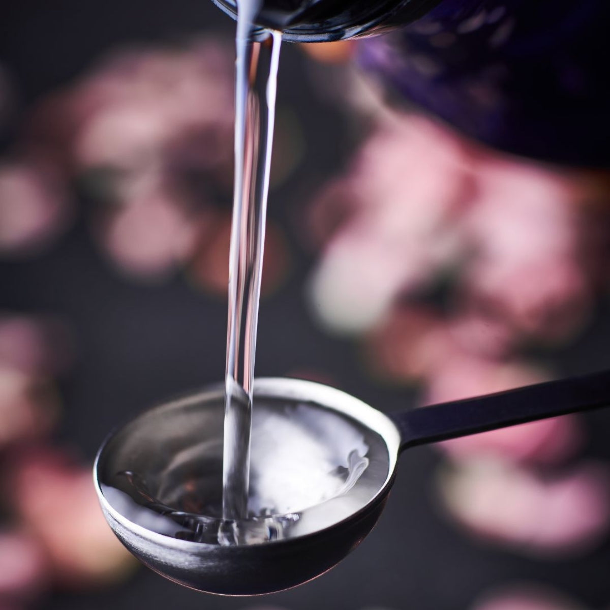Eau de rose bio de Bulgarie qui est versée dans une cuillère