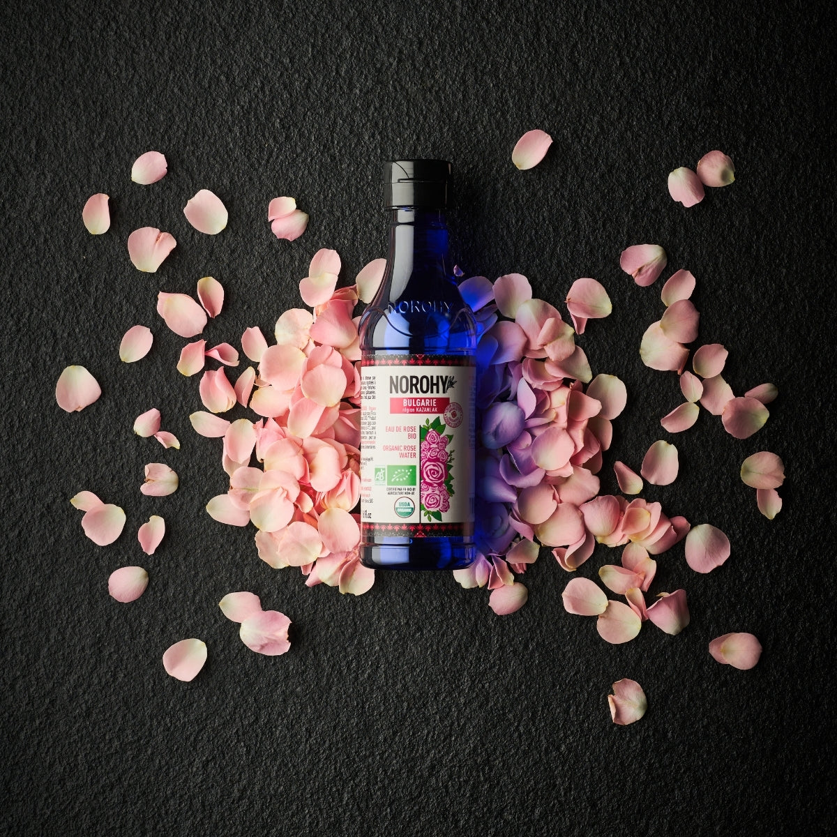 Falcon d'eau de rose bio avec pétales de roses  - Norohy 