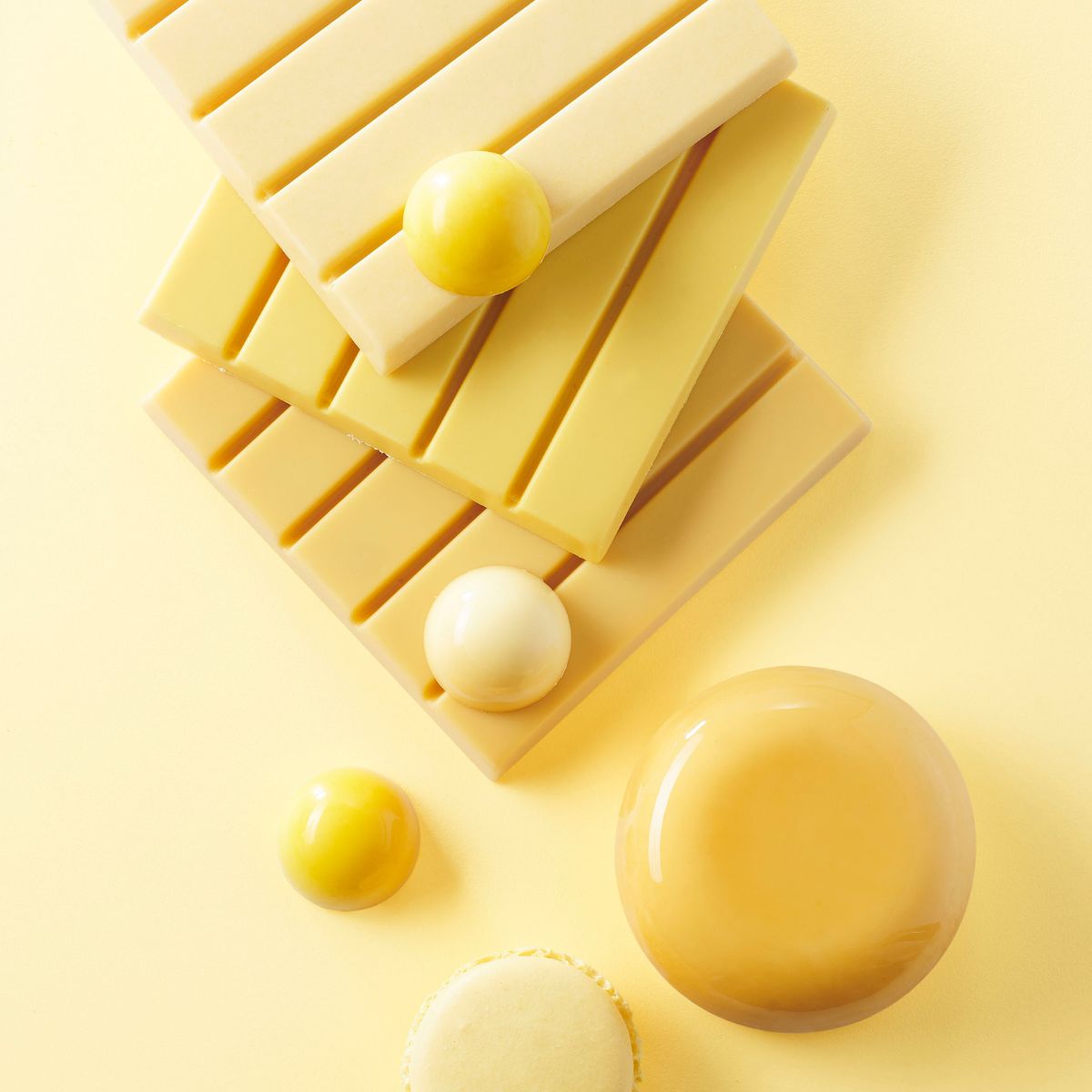 barres de chocolat et billes gélifiées colorées en jaune