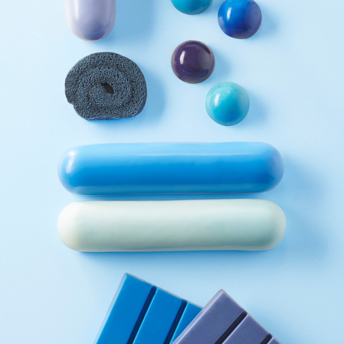 billes gélifiées, biscuit et barre des chocolat colorés en bleu