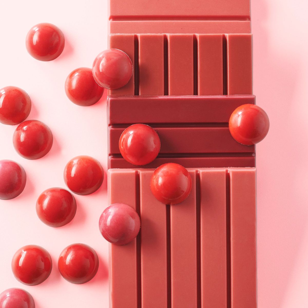 barres de chococolat et billes colorées avec du colorant rouge