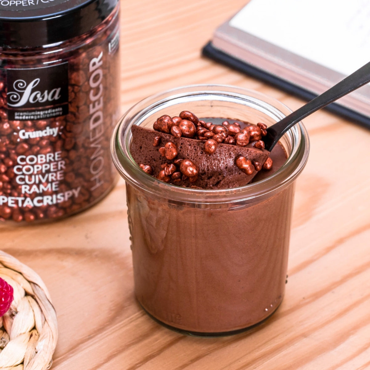 Mousse au chocolat avec en déco du peta crispy cuivre de Sosa 