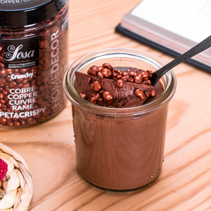 Mousse au chocolat avec en déco du peta crispy cuivre de Sosa 