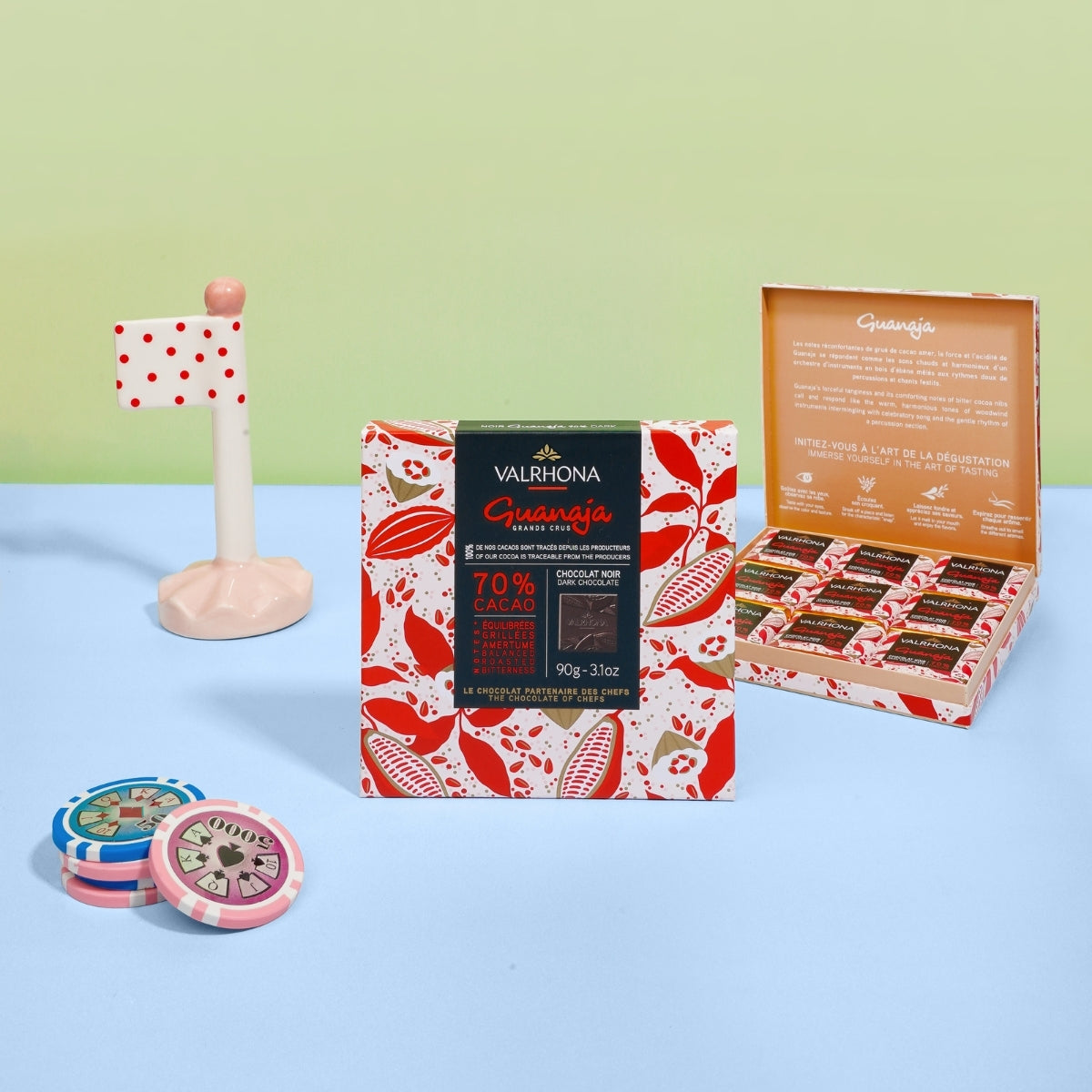 Mise en scène du coffret de 18 carrés de chocolat Valrhona ouvert et fermé