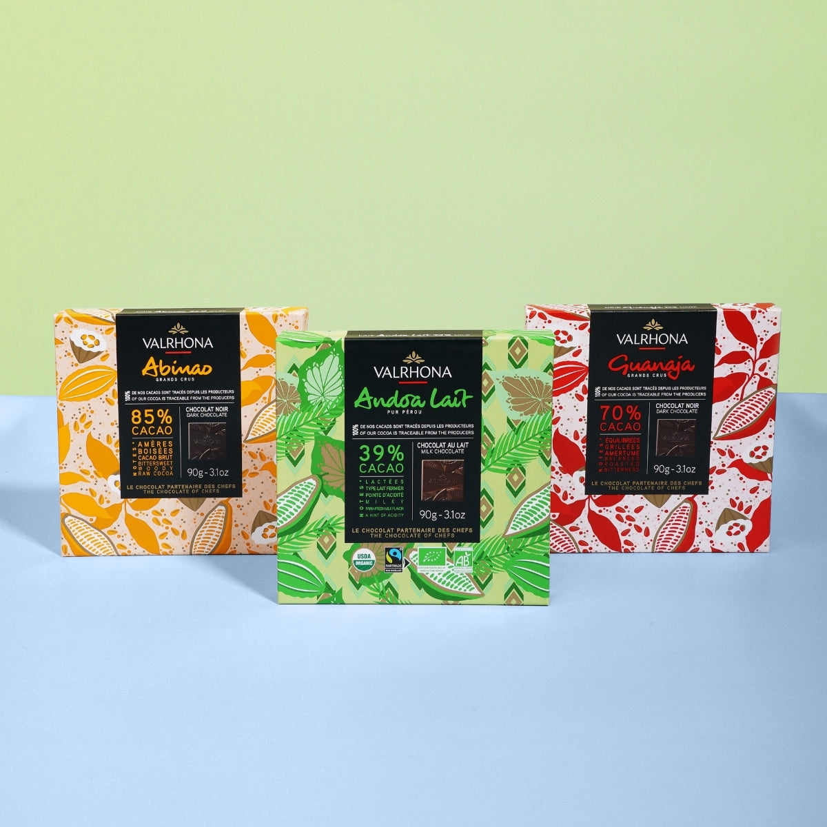 Mise en scène des 3 coffrets de 18 carrés de chocolat avec le coffret Andoa Lait au centre