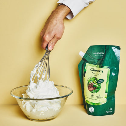 main en train de mélanger une préparation en pâtisserie au citron vert