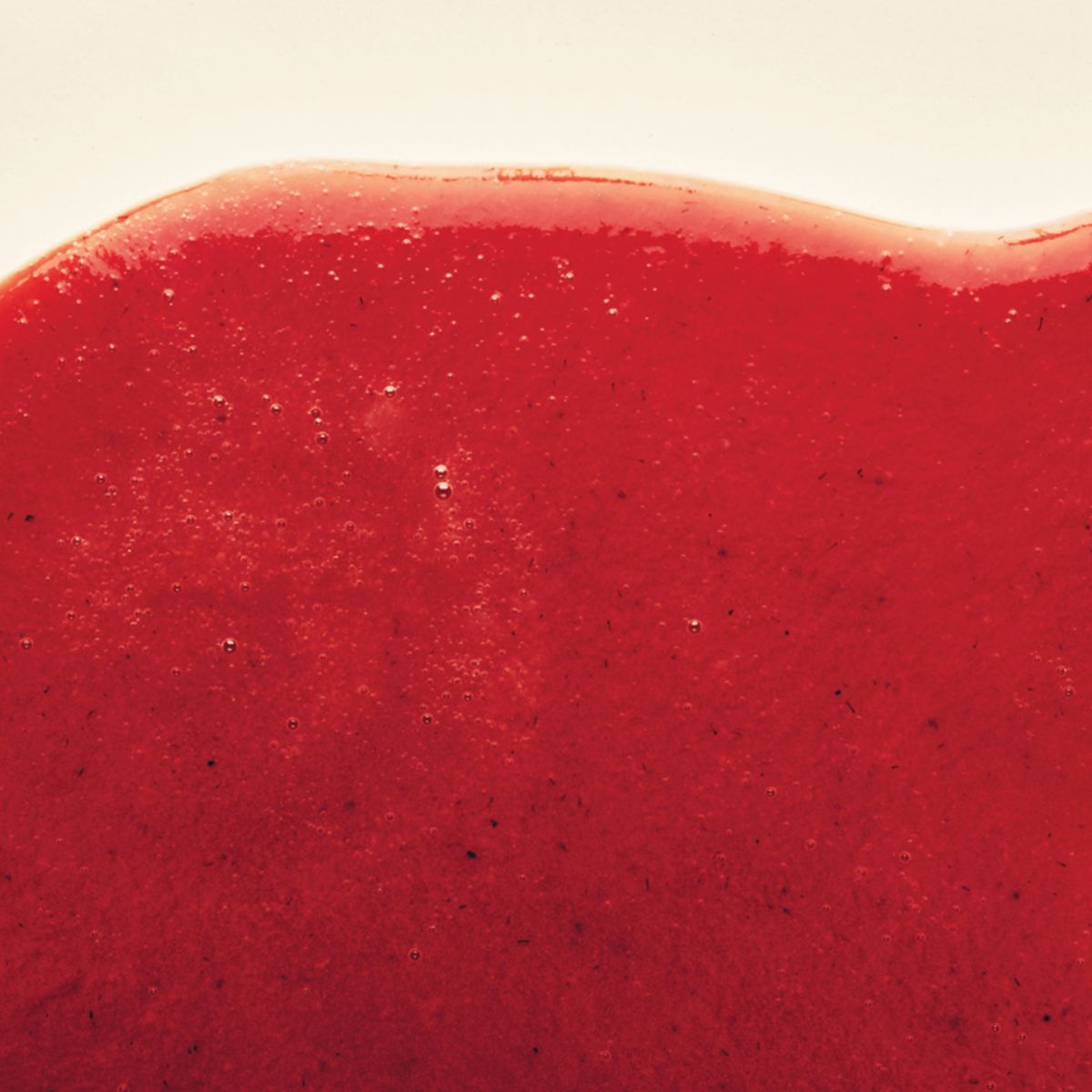 zoom sur la texture d'une purée de fruit à la fraise adamance