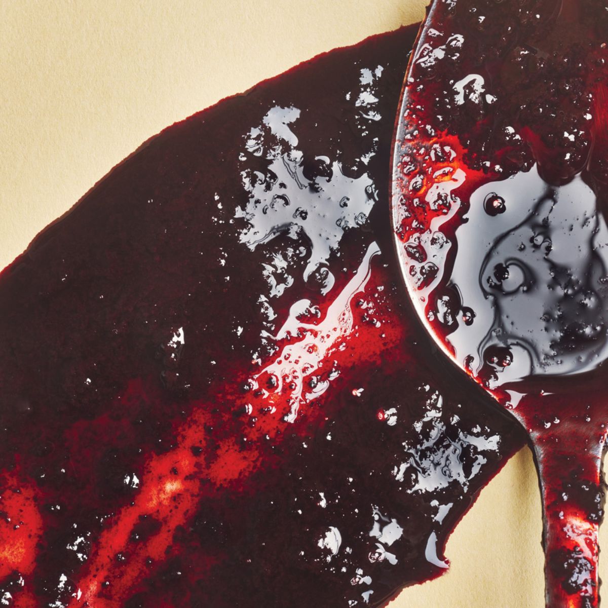 zoom sur la texture d'une purée de myrtille